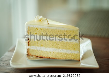 Vanilla cake topping with white chocolate