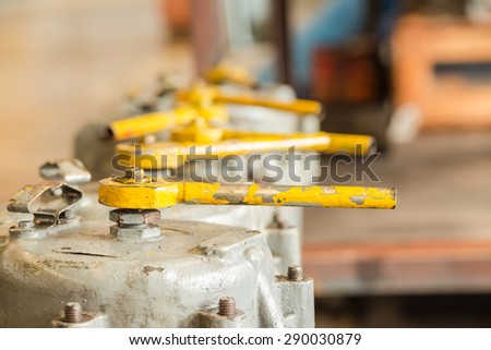 Yellow bars valve engine
