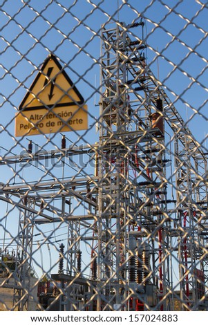 Central electrical distribution grid mesh or metal and death warning sign