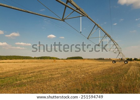 Structure irrigation system self-propelled mobile Spray (pivot) in harvested grain field