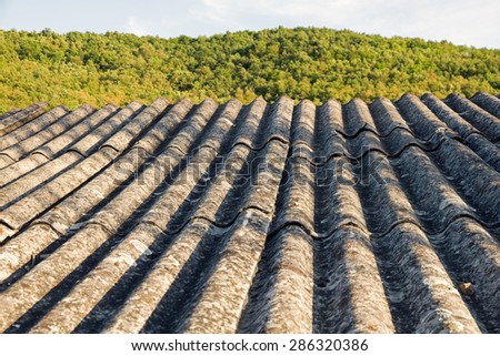 Roof insulation built with asbestos fibrous material prohibited by their carcinogenic effects