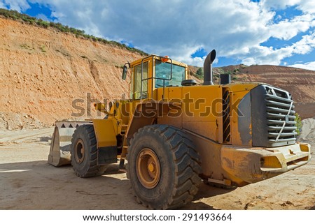 Vehicle rear side view machine shovel excavator and loader, clearing In a gravel pit