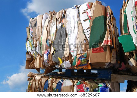 Stacking on waste cardboard bundles