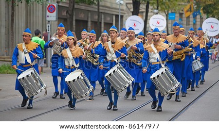 ZURICH - AUGUST 1: Zurich city orchestra in national costumes opens the Swiss National Day parade on August 1, 2009 in Zurich, Switzerland.