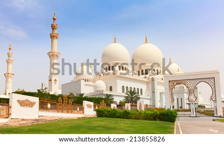 Famous Sheikh Zayed mosque in Abu Dhabi United Arab Emirates Famous Sheikh Zayed mosque in Abu Dhabi United Arab Emirates