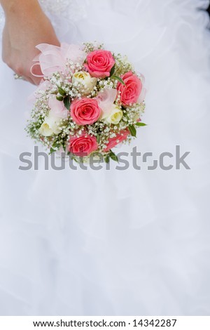 Wedding bouquet with roses in bride\'s hand