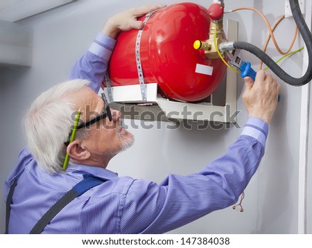 Man sets a fixed fire extinguisher