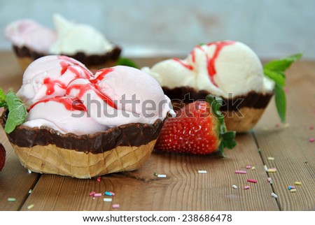 STRAWBERRY AND VANILLA ICE CREAM WITH SYRUP AND CHOCOLATE COOKIE JAR