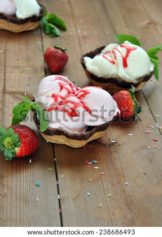 STRAWBERRY AND VANILLA ICE CREAM WITH SYRUP AND CHOCOLATE COOKIE JAR