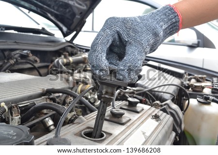 checking spark plugs in the car