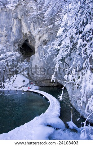 Dimri 2012 Stock-photo-beautiful-winter-scenes-from-plitvice-lakes-national-park-in-croatia-with-snow-covered-pathways-and-24108403