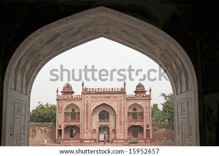 Entrance gateway to the white marble Mughal tomb (I\'timad-ud-Daulah). 17th Century AD. Agra, Uttar Pradesh, India