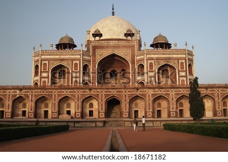 Humayun\'s Tomb. Islamic mausoleum. Large red sandstone building decorated with inlaid white marble and topped with white marble dome. Delhi, India