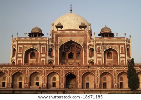 Humayun's Tomb. Islamic mausoleum. Large red sandstone building decorated with inlaid white marble and topped with white marble dome. Delhi, India