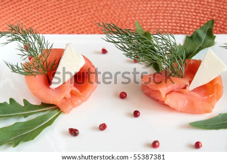 Smoked salmon rolls with butter, rocket and wild fennel