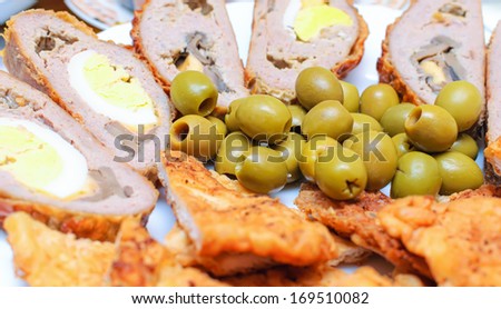 round deli platter with turkey, ham, swiss and olives