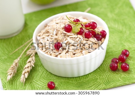 Oatmeal with red currant, milk and apples for breakfast