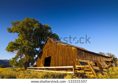 Old Wooden Barn/Wood Barn/Old wooden barn in field in Nevada