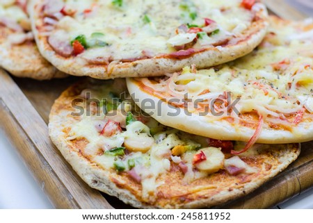 Many Pizza on the wood square dish