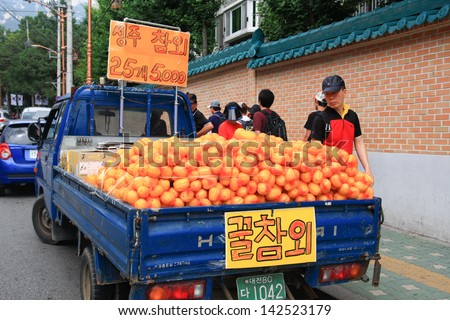 SEOUL, SOUTH KOREA - JUNE 27: fresh oranges stall pick up in the car for selling on June 27, 2009 in Seoul, Korea