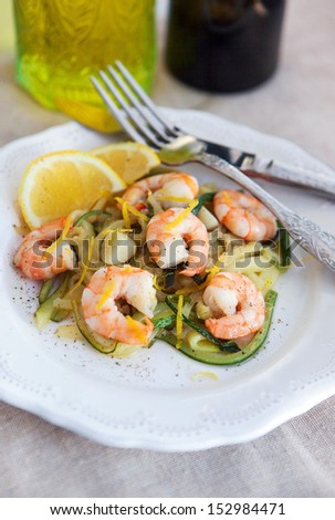 Zucchini cut in the form of noodles with prawns (shrimps) and lemon zest