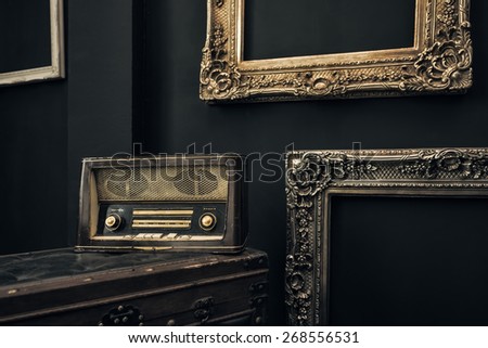 Empty vintage interior with old radio and frame - rendering