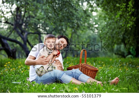 The happy daddy with the child on picnic