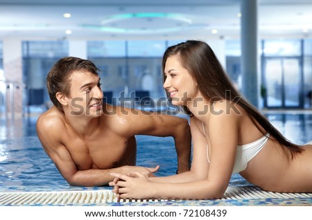 The girl and the guy communicate at pool