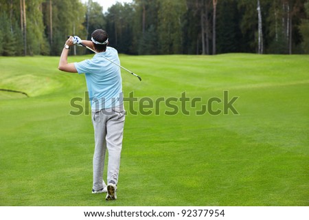 Man plays golf on the golf course