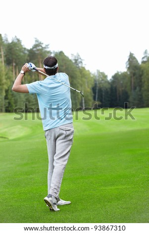 Man plays golf on the golf course