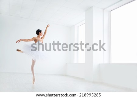 Beautiful young ballerina in pointe
