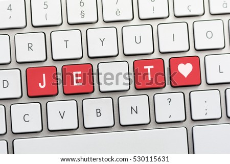 JE T AIME writing on white keyboard with a heart sketch