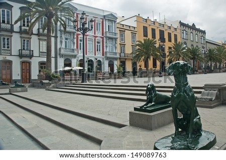 During a walk in the city of Las Palmas I discovered these dog statues in bronze on Santa Anna Plaza near the cathedral.