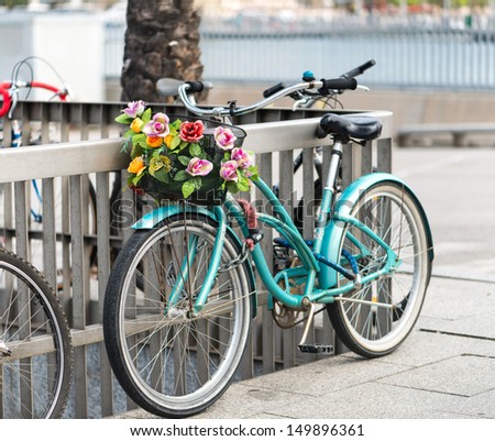 Women\'s bicycle with a basket decorated with flowers