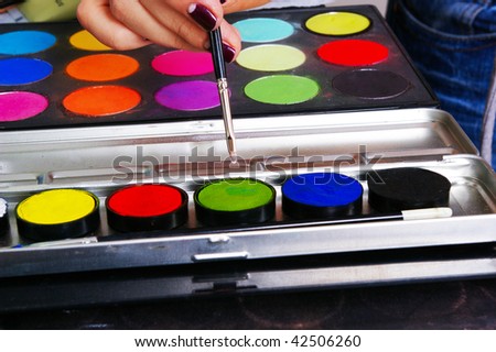 Palette of a grease paint on the makeup artist\'s workplace