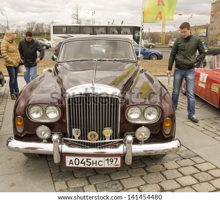 MOSCOW -?? APRIL 21: retro car bentley on rally of classical cars on Poklonnaya hill,  April 21, 2013, in town Moscow, Russia.