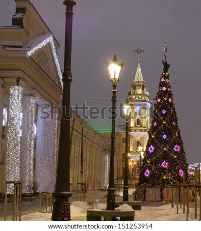 ST. PETERSBURG - DECEMBER 25, 2012: Christmas - New Year tree on Nevskiy prospectus avenue, Town Hall and Gostinniy Dvor shop in illumination, December 25, 2012, in town St. Petersburg, Russia.
