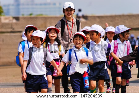 Osaka - April 26 :Unidentified Japanese Student Taking A Fieldtrip To Osaka Castle Every Students Must Wear A Colorful Hat When Stay Outside The School. April 26 ,2013 In Osaka , Japan