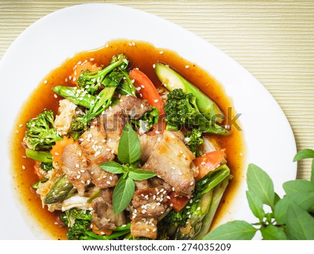 Stir fried meat and vegetable with sesame seeds in sweet chili paste and soy sauce.