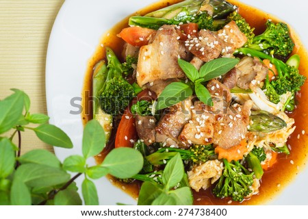 Stir fried meat and vegetable with sesame seeds in sweet chili paste and soy sauce.