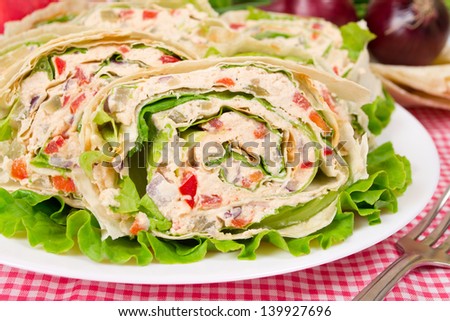 Pita bread wrapped with minced chicken and vegetables