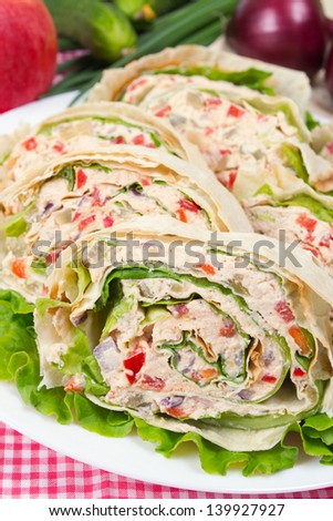 rolls stuffed with minced chicken and vegetables