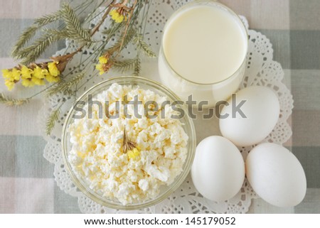 Cottage cheese, a glass of milk, eggs