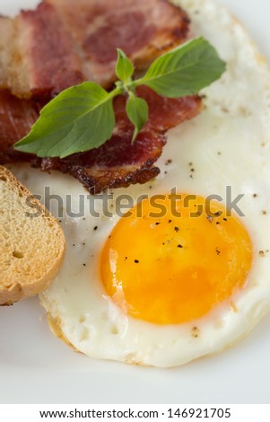Breakfast of egg and bacon