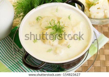 Milk soup with cauliflower garnished with dill