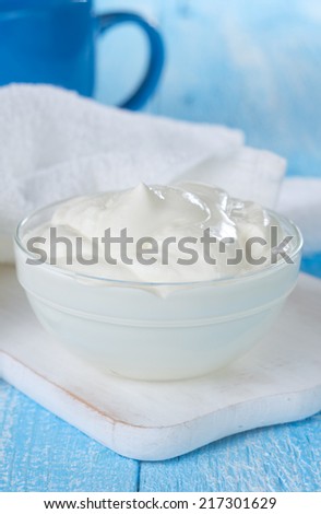 Sour cream in a glass dish.