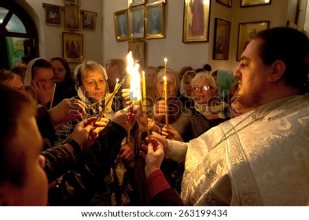 ODESSA - APRIL 20: Pilgrims brought the faithful parishioners of the Holy Fire ritual of the Holy Sepulchre ( Holy Light ) Holy Saturday Easter in Odessa , Ukraine, April 20, 2014 .
