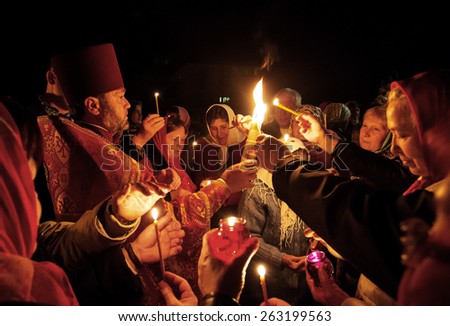 ODESSA - APRIL 20: Pilgrims brought the faithful parishioners of the Holy Fire ritual of the Holy Sepulchre ( Holy Light ) Holy Saturday Easter in Odessa , Ukraine, April 20, 2014 .