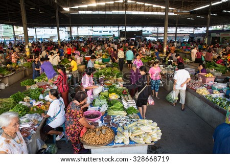 MAE SOT, THAILAND - OCTOBER18, 2015 : The native people are selecting fresh food products at the municipal market  Mae Sot district, Tak, Thailand