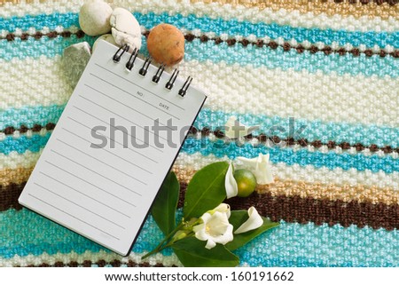 Note pad for remind on towel and white flower